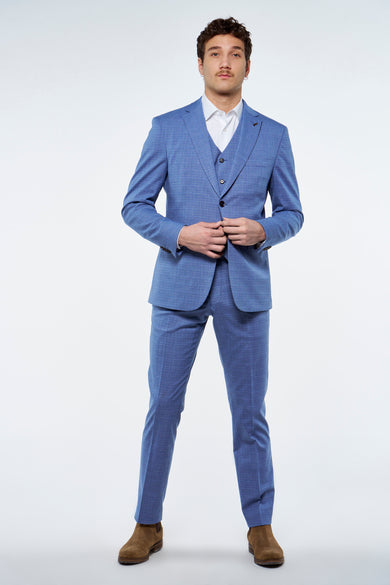 Blauwe blazer van Le Fabuleux Marcel de Bruxelles, met subtiele ruit, gedragen over een wit overhemd en bijpassend gilet.