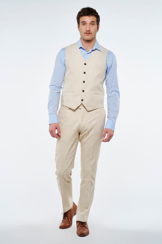 Beige kostuumbroek van Le Fabuleux Marcel de Bruxelles, gecombineerd met een lichtblauw overhemd en bruine schoenen.