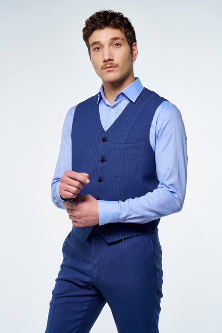 Blauw, fijn gestreept gilet van Le Fabuleux Marcel de Bruxelles, gedragen door een man met een lichtblauw overhemd en bijpassende broek.