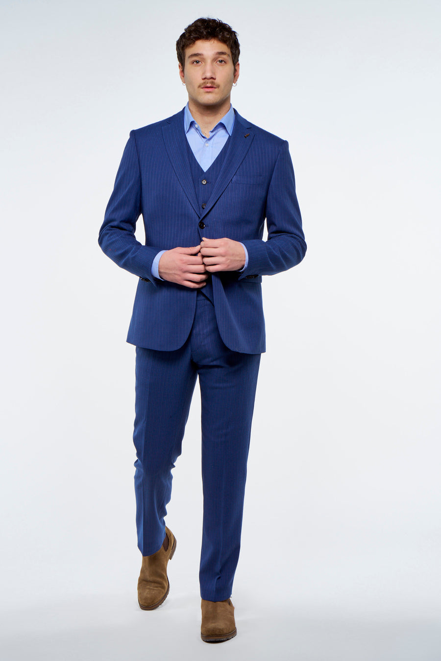 Blauw gilet van Le Fabuleux Marcel de Bruxelles met krijtstreep en drie knopen, gedragen als onderdeel van een pak.