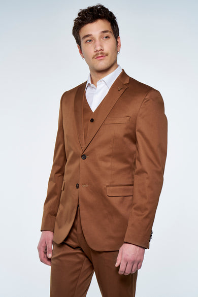 Bruine blazer van Le Fabuleux Marcel de Bruxelles, gedragen over een wit overhemd en bijpassend gilet.