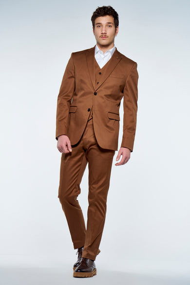 Bruine blazer van Le Fabuleux Marcel de Bruxelles, met een wit overhemd en bruine schoenen.