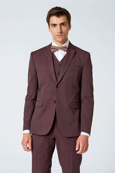 Bruine blazer van Le Fabuleux Marcel de Bruxelles, met gilet, vlinderdas en een wit overhemd.