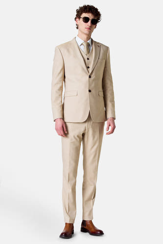 Beige gilet van Le Fabuleux Marcel de Bruxelles, gedragen onder een bijpassend colbert en broek met bruine schoenen.
