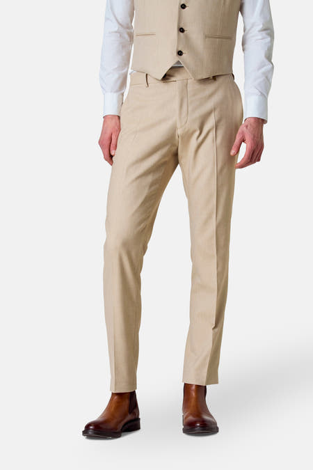 Beige kostuumbroek van Le Fabuleux Marcel de Bruxelles, met een gladde textuur en bruine leren laarzen.