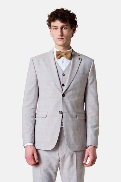 Bruine blazer van Le Fabuleux Marcel de Bruxelles, met ruitpatroon, vest en strikje, op een witte achtergrond.
