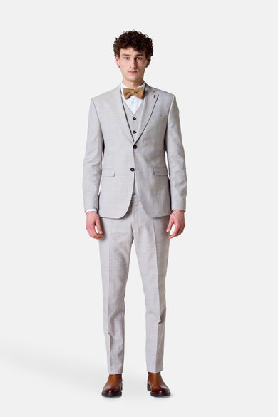 Bruine blazer van Le Fabuleux Marcel de Bruxelles, met ruitpatroon, gedragen met een gilet, vlinderdas en bruine schoenen.