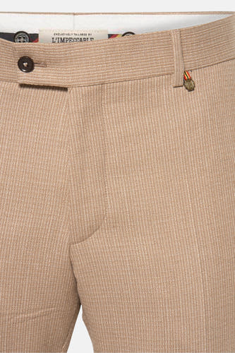 Pantalon de costume beige Le Le Fabux Marcel de Br Brelles, avec une ceinture en craie et des boutons bruns.