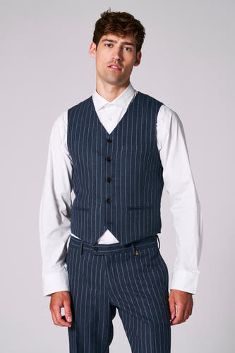 Blauw gilet van Le Fabuleux Marcel de Bruxelles, met krijtstreep en gedragen over een wit overhemd met lange mouwen.
