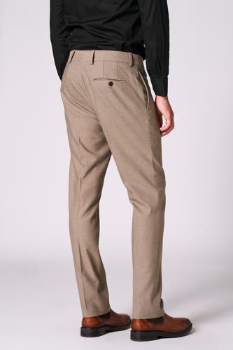 Beige kostuumbroek van Le Fabuleux Marcel de Bruxelles, met achterzak en bruine lederen schoenen.
