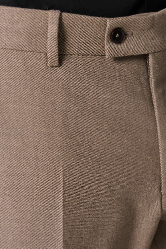 Beige kostuumbroek van Le Fabuleux Marcel de Bruxelles, met een subtiele diagonale textuur en knoopdetail bij de tailleband.