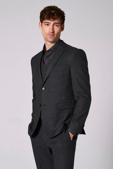 Bruine blazer van Le Fabuleux Marcel de Bruxelles, met subtiele ruit en bijpassend vest en donker shirt.