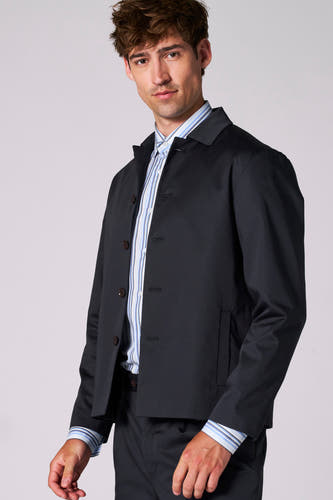 Blauwe blazer van Le Fabuleux Marcel de Bruxelles, gedragen over een gestreept overhemd.
