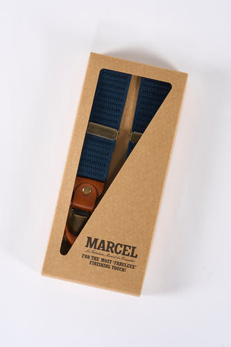 Ceinture bleue de Le Fabuleux Marcel de Bruxelles, emballée dans une boîte brune avec le logo de la marque.
