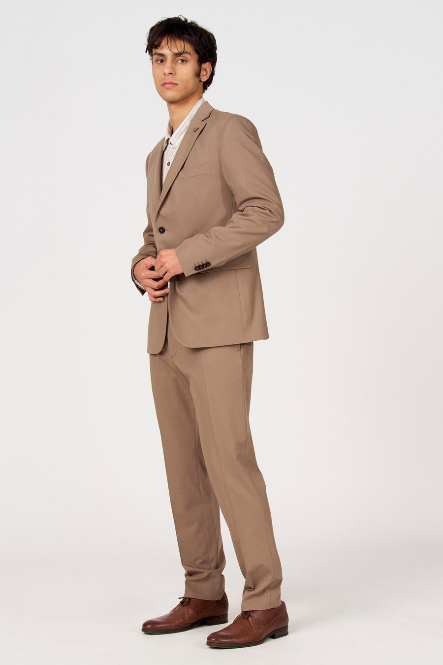 Blazer marron de Le Fabuleux Marcel de Bruxelles, vu de dos, faisant partie d'un costume.