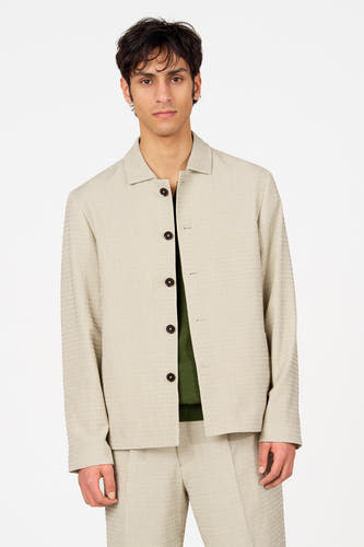 Blazer beige de Le Fabuleux Marcel de Bruxelles, vu de dos, avec un motif à fines rayures verticales.