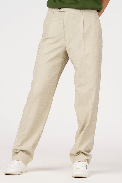 Pantalon de costume beige de Le Fabuleux Marcel de Bruxelles, avec fines rayures craie et poches arrière à bouton.