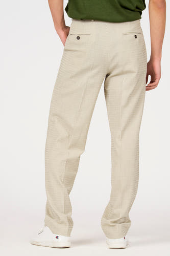 Beige kostuumbroek van Le Fabuleux Marcel de Bruxelles, met fijne krijtstrepen en achterzakken met knoopsluiting.