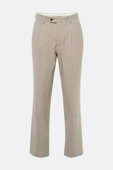 Pantalon de costume beige de Le Fabuleux Marcel de Bruxelles, avec un motif à rayures craie et des plis sur le devant.