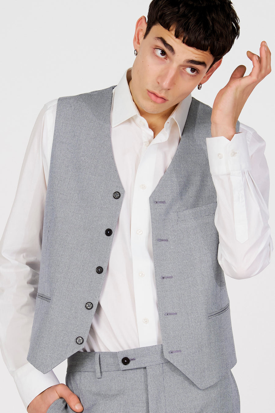 Gilet bleu de Le Fabuleux Marcel de Bruxelles, porté sur une chemise blanche.