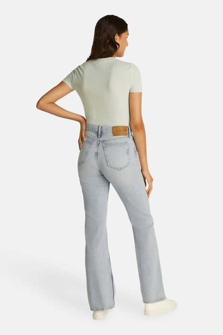 Jeans bootcut van lichtblauw denim van Calvin Klein, met uitlopende pijpen en achterzakken.
