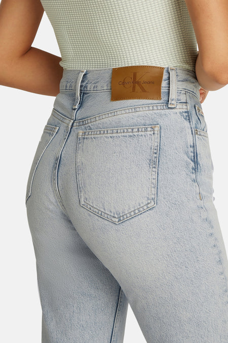 Bootcut jeans van lichtblauw denim van Calvin Klein, met een leren merklabel op de tailleband.