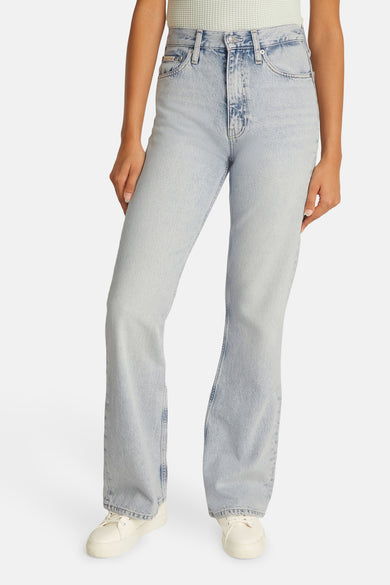 Bootcut jeans van lichtblauw denim van Calvin Klein, met een klassieke vijf-pocket styling en een subtiele wassing.
