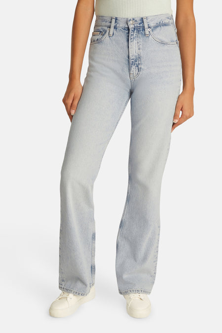 Bootcut jeans van lichtblauw denim van Calvin Klein, met een klassieke vijf-pocket styling en een subtiele wassing.
