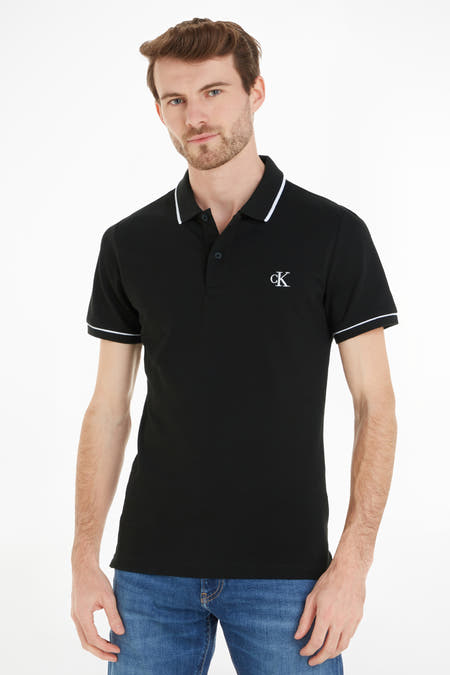Zwart poloshirt van Calvin Klein, met korte mouwen en witte bies langs de kraag en mouwen.