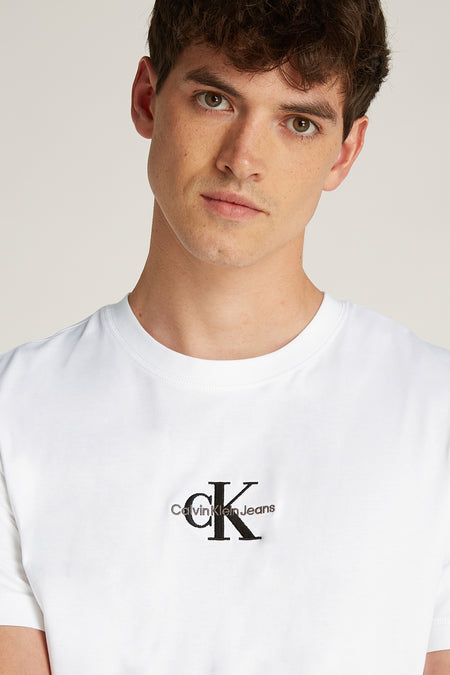 Wit T-shirt met korte mouwen van Calvin Klein Jeans, met een logo op de borst.
