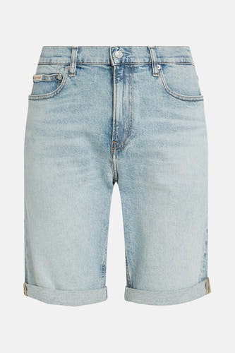 Jean bleu clair bermuda avec ceinture élastique.