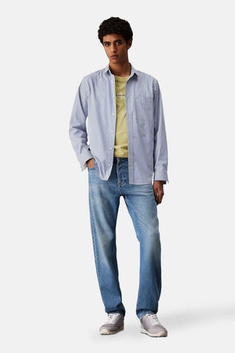 Jean droit en denim bleu moyen de Calvin Klein, avec une coupe décontractée et un style casual.