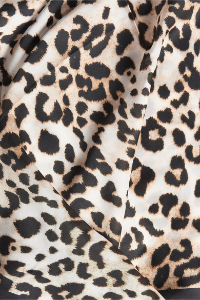 Bruine zomersjaal van Access®, met een dierenprint en subtiele plooien in de stof.
