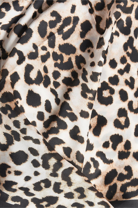 Bruine zomersjaal van Access®, met een dierenprint en subtiele plooien in de stof.

