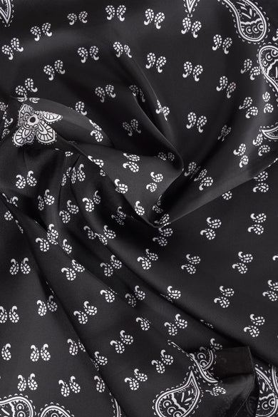 Châle noir Access® avec motif paisley et tissu brillant.