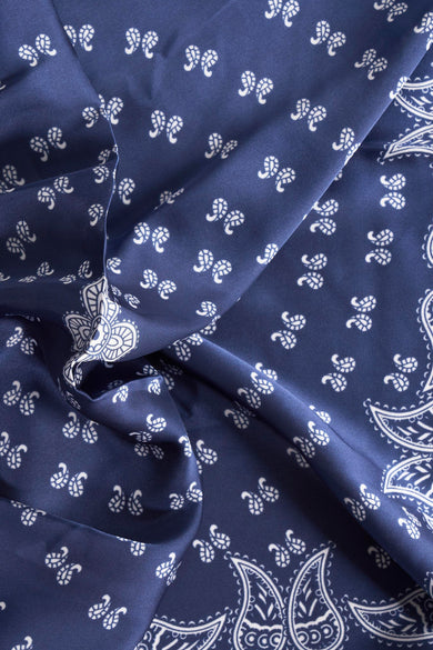Blauwe zomersjaal van Access® met een paisley patroon en subtiele plooien.
