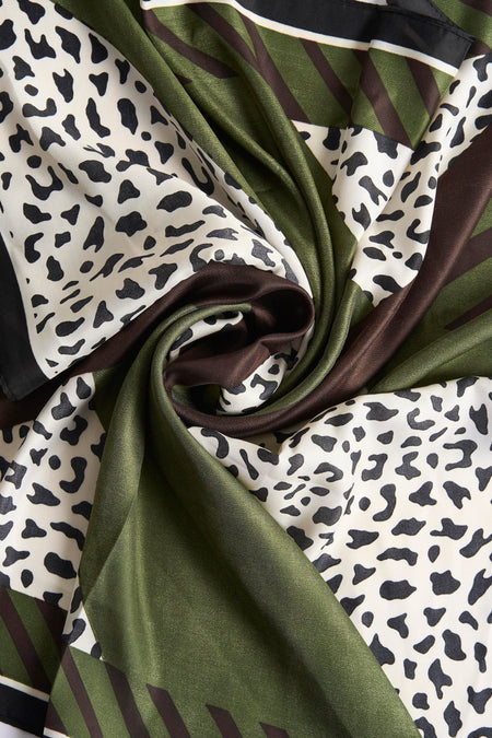 Groene, bruine en beige sjaal met luipaardprint.