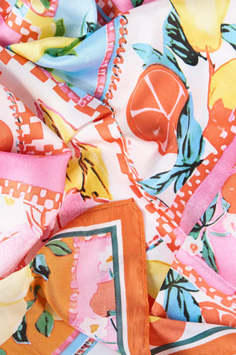 Multicolor zomersjaal van Access®, met een fruitprint en een levendig patroon in roze, blauw, geel en oranje.
