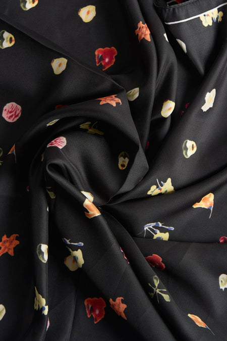 Zwarte, zijdeachtige stof met bloemenprint.
