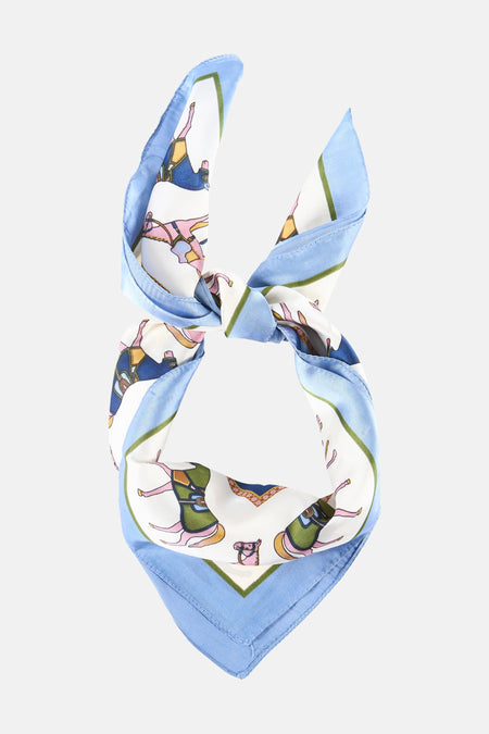 Blauwe zomersjaal met paardenprint van Access®, geknoopt, lichtgewicht stof, witte achtergrond