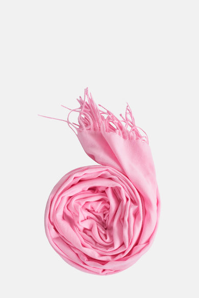 Roze zomersjaal van Access® met franjes, opgerold en weergegeven tegen een witte achtergrond.