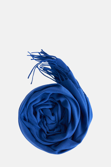 Blauwe zomersjaal van Access® met gekrulde vorm en franjes.

