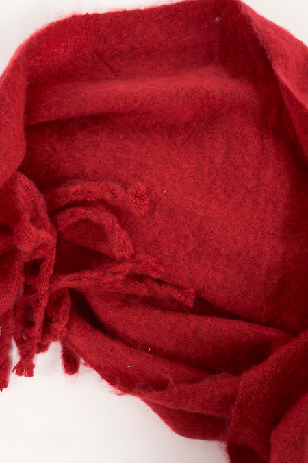 Écharpe d'hiver rouge Access® avec une texture grossière et des franges décoratives.
