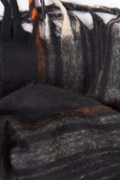 Châle d'hiver noir d'Access, avec des accents orange et une texture veloutée avec des franges.
