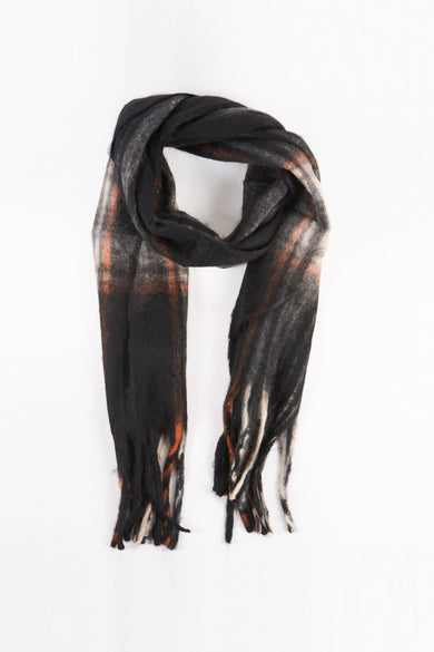 Chapeau d'hiver noir d'Access, avec des accents orange et des franges aux extrémités.