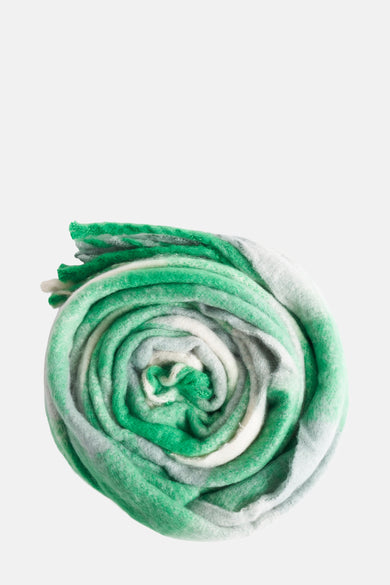 Manteau d'hiver vert de Access, roulé et frangées aux bords.
