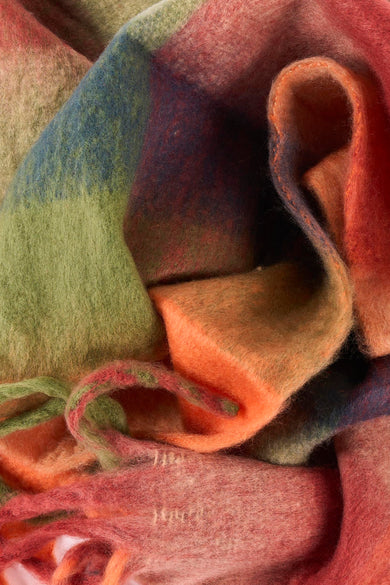 Écharpe d'hiver multicolore d'Access® avec des nuances de vert, bleu, orange et rose et une texture douce.