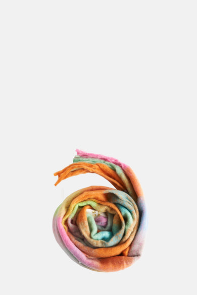 Écharpe multicolore d'Access®, roulée et avec un motif tie-dye flou dans les couleurs rose, orange, vert et bleu.