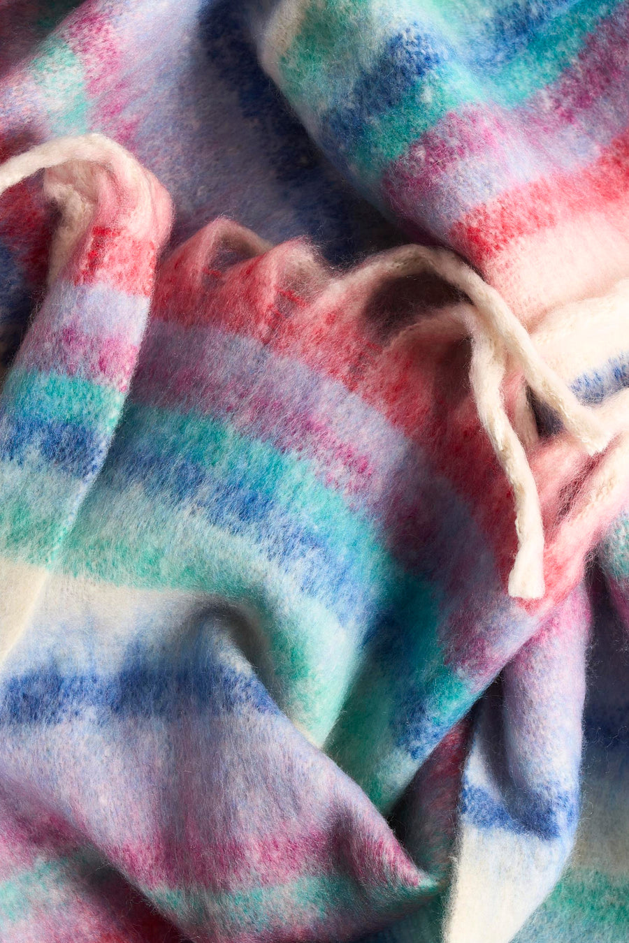 Multikleurige wintersjaal van Access® met zachte textuur, gestreept patroon en franjes.
