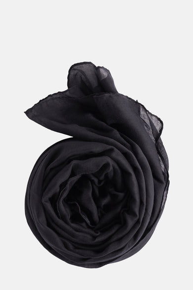 Châle noir d'Access®, enroulé avec des plis doux et une extrémité pendante.